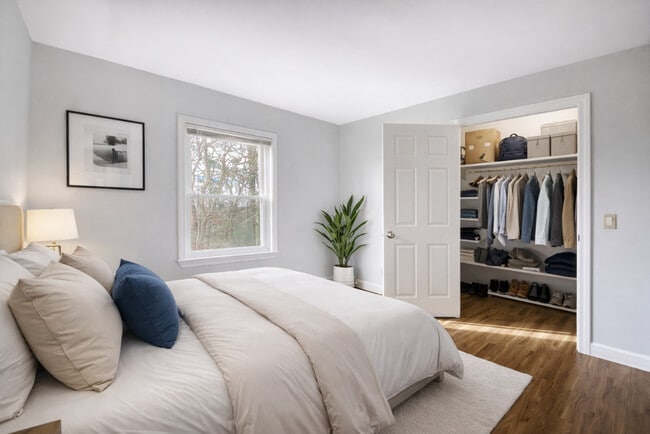 Dormitorio con un gran espacio de armario. - Enby Gardens