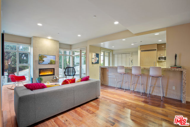 Building Photo - 447 N Doheny Dr
