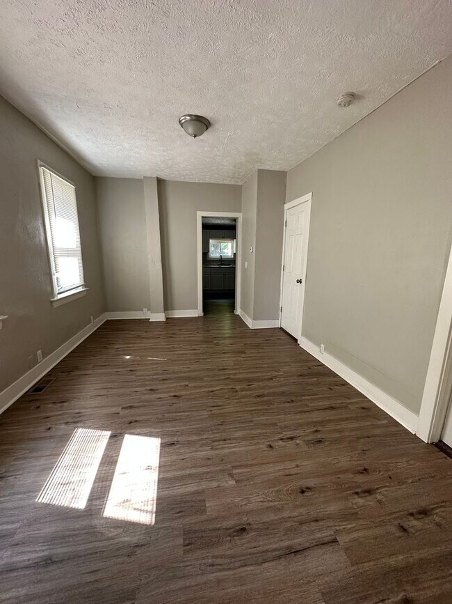 Foto del edificio - Multi Family Home 3 Bedroom and 1 Bath For Rent