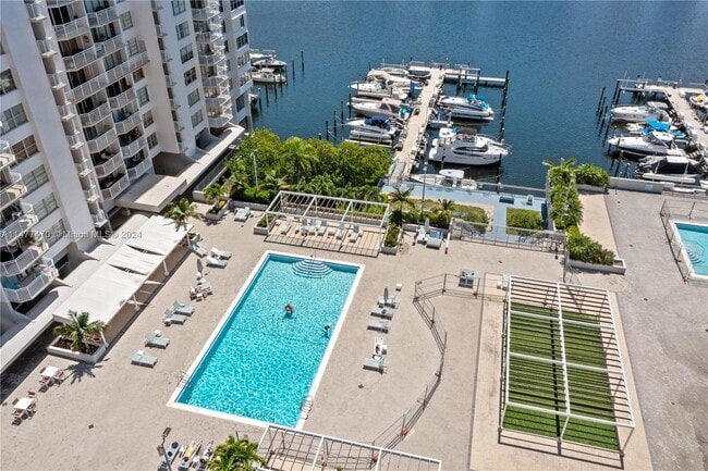 Building Photo - 18021 Biscayne Blvd