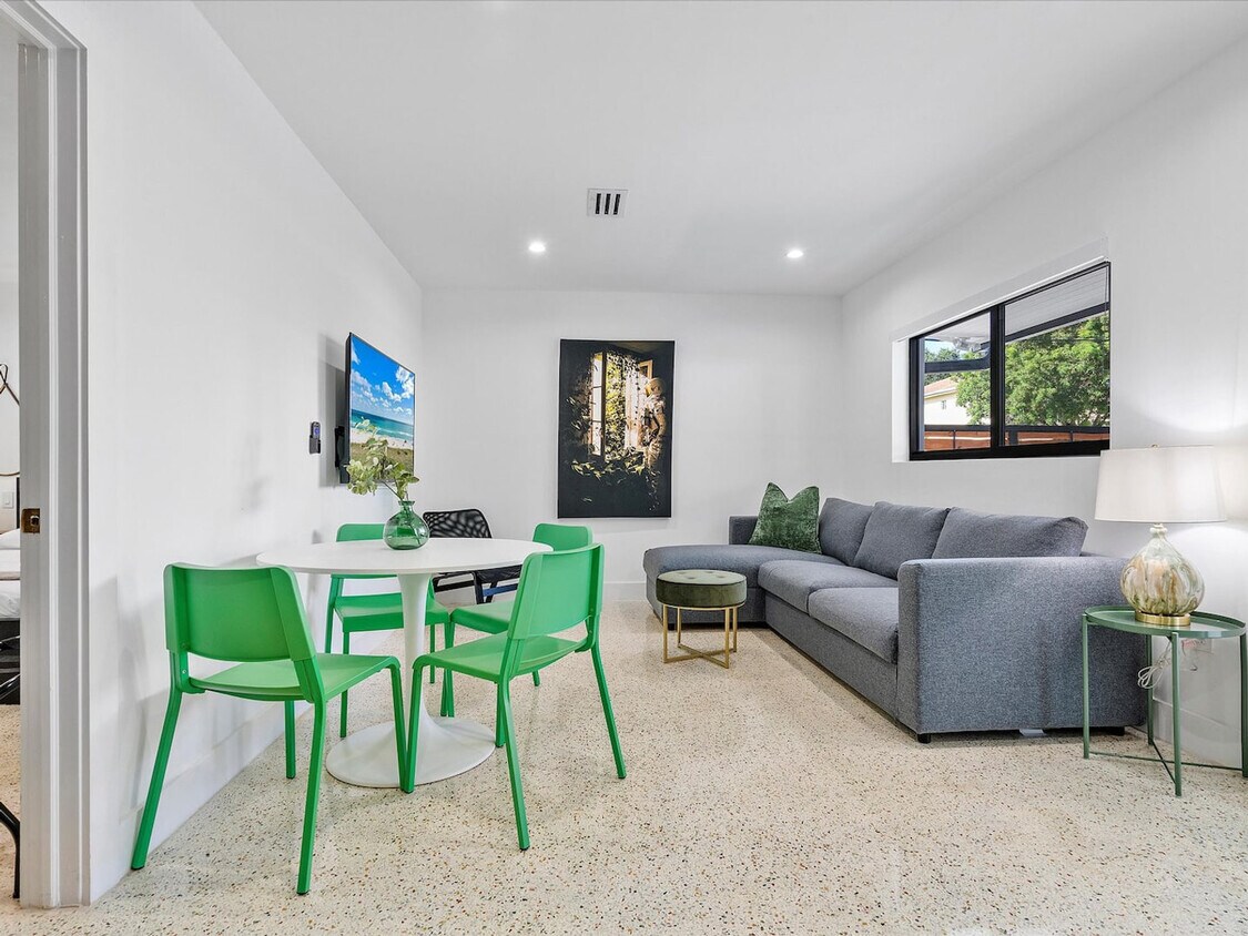 Foto principal - 256 NW 57th St