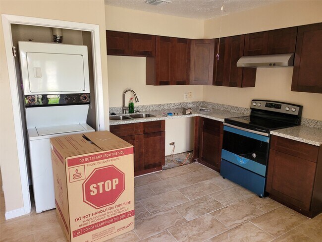Building Photo - 12123 Sharpview Dr