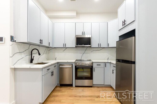 Foto del edificio - Brand New 3 Bed, 2 Bath with In-Unit Laund...