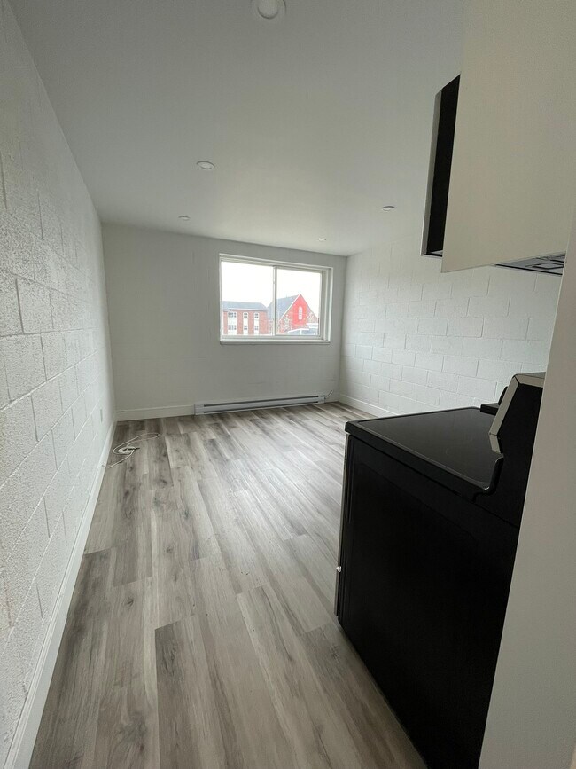 Photo du bâtiment - NEWLY RENOVATED - BACHELOR UNITS