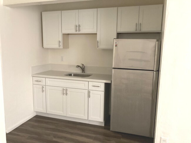 Building Photo - 111 S Manhattan Pl