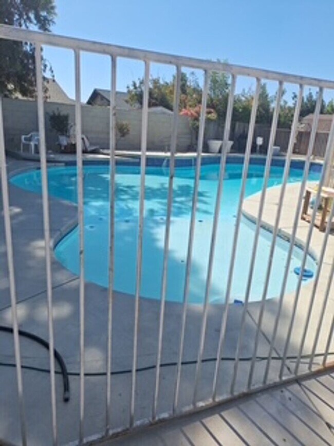 Foto del edificio - Southwest Bakersfield Home with Pool