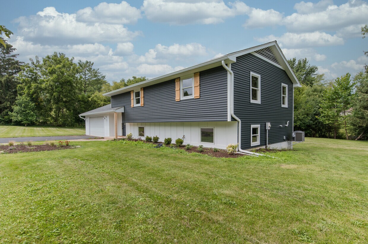 Primary Photo - 1320 Valley Ct