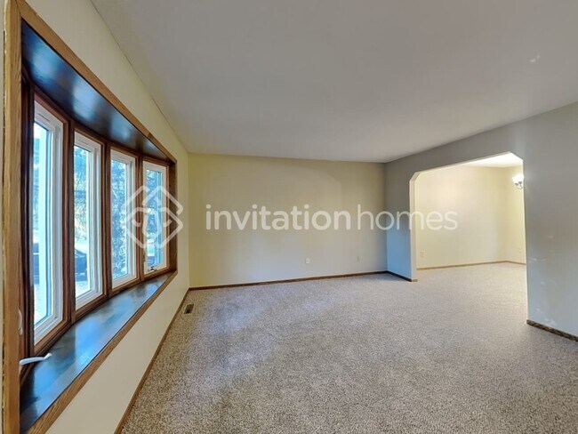 Building Photo - 5145 Larch Ln N