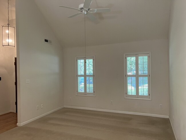 Building Photo - 2 bedroom 2 bath townhouse in The Columns ...