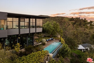 Building Photo - 1406 1/2 N Kenter Ave