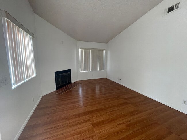 Building Photo - Charming Home in Hesperia- HOA Community- 3 Bedrooms, 2 Bathrooms, Community Park