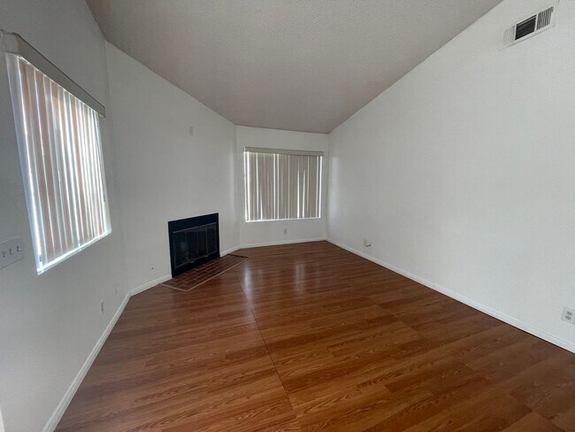 Foto del edificio - Charming Home in Hesperia- HOA Community- 3 Bedrooms, 2 Bathrooms, Community Park