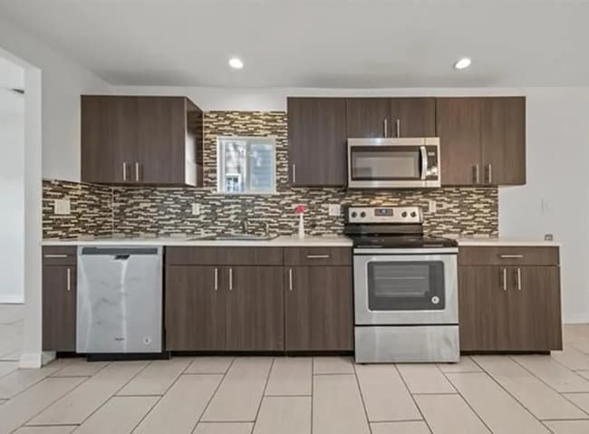 Foto del edificio - 3411 E 5th Pl