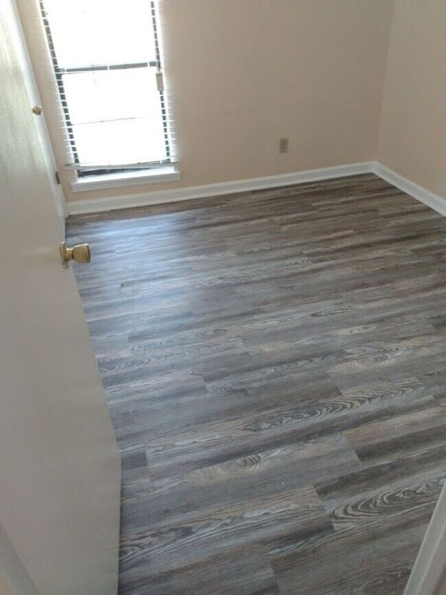 Building Photo - Peaceful quiet country living, cute 3/2 Br...