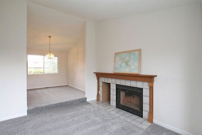 Foto del edificio - 4 Bedroom 2.5 Baths+ Bonus Home Office/ Woodinville $3850 per Month