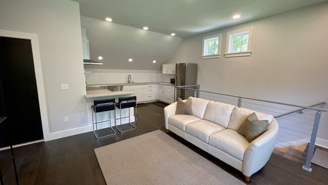 Sala de estar con vista a la cocina abierta. - 297 Durham Point Rd
