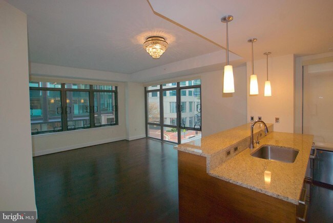 Foto del edificio - 7171 Woodmont Ave