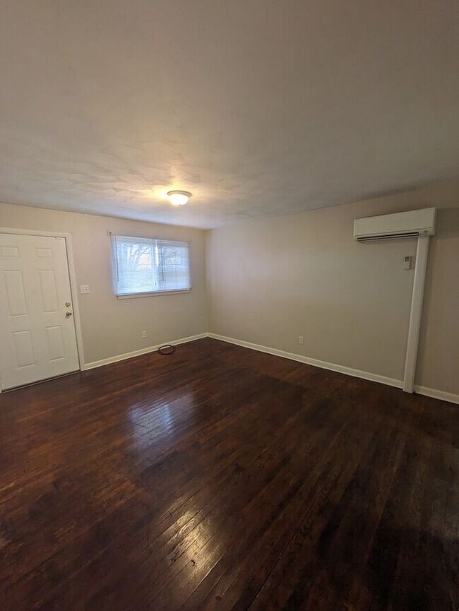 Building Photo - 2BD/1BA Townhome In Hickory