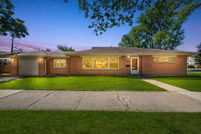 Building Photo - 1621 S Crescent Ave