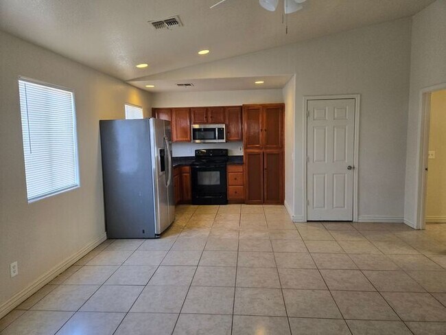 Building Photo - 3 bed, 1 bath, in a Duplex located in Sout...