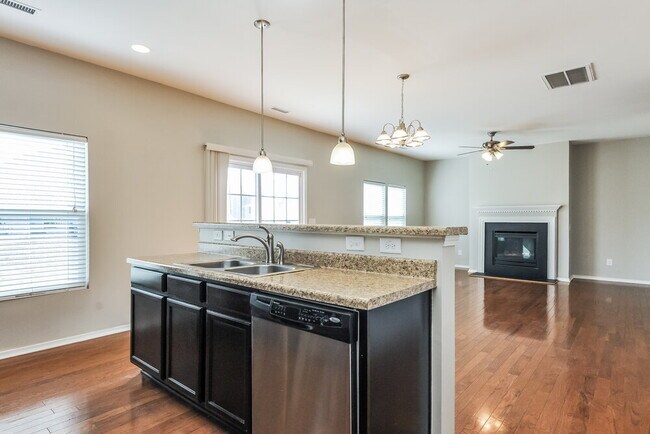 Foto del edificio - 547 Kerriann Ln