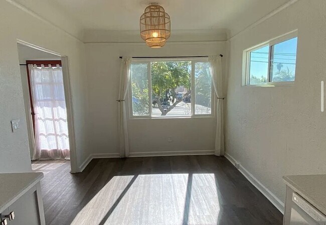 Foto del edificio - Charming 2 Bed, 1 Bath Home with Modern Up...