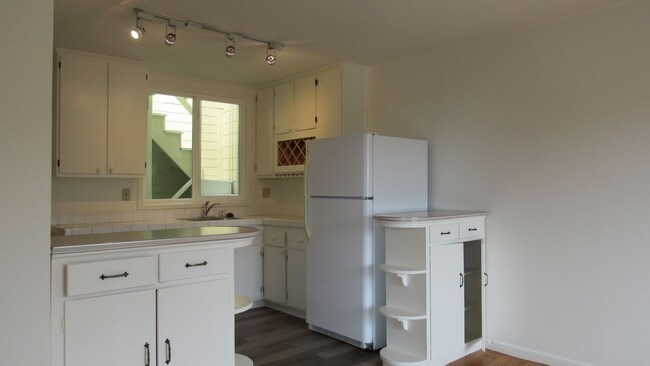 Building Photo - SEAL ROCK