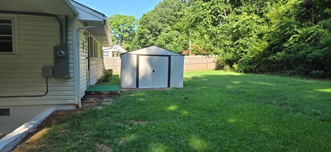 Building Photo - Vinyl sided Ranch