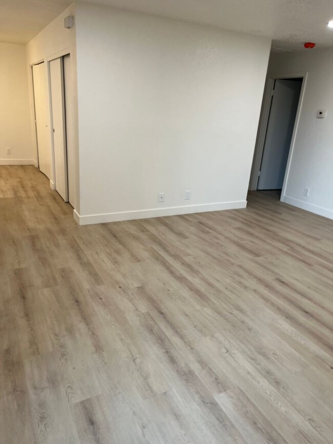 Foto del edificio - **STUNNING RENOVATED 2 BEDROOM/2 BATHROOM ...