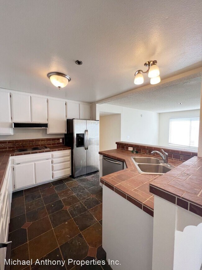 Building Photo - 2 br, 2 bath House - 2939 Laurel St #204