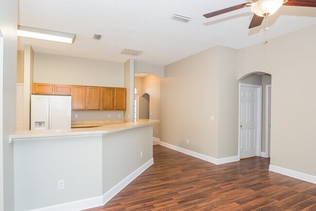 Building Photo - 1824 Creekview Dr