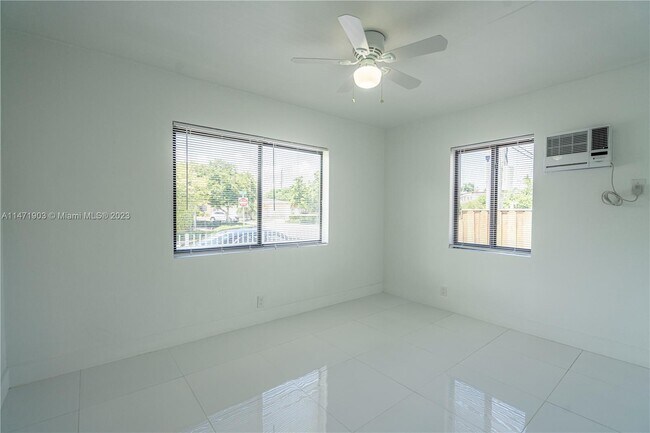 Foto del edificio - 7935 Crespi Blvd