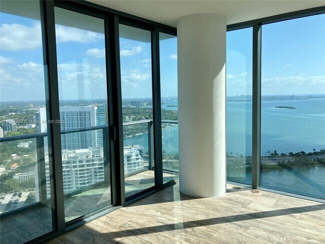 Foto del edificio - 650 NE 32nd St