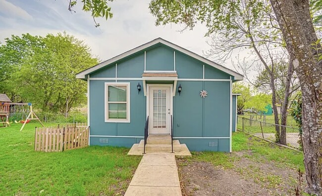 Building Photo - 910 Sutton Dr