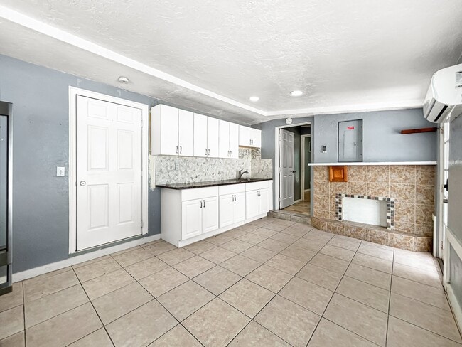 Building Photo - 3675 Prudence Dr