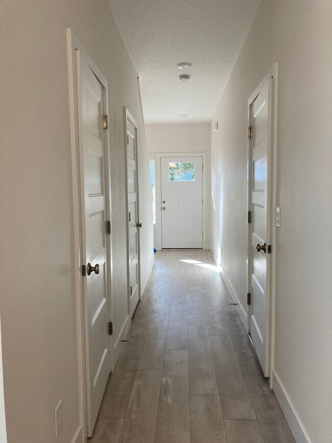 Foto del edificio - 1542 E 3rd St