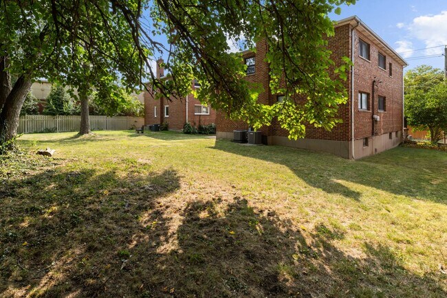 Foto del edificio - Spacious 3 Bedroom in Webster Groves