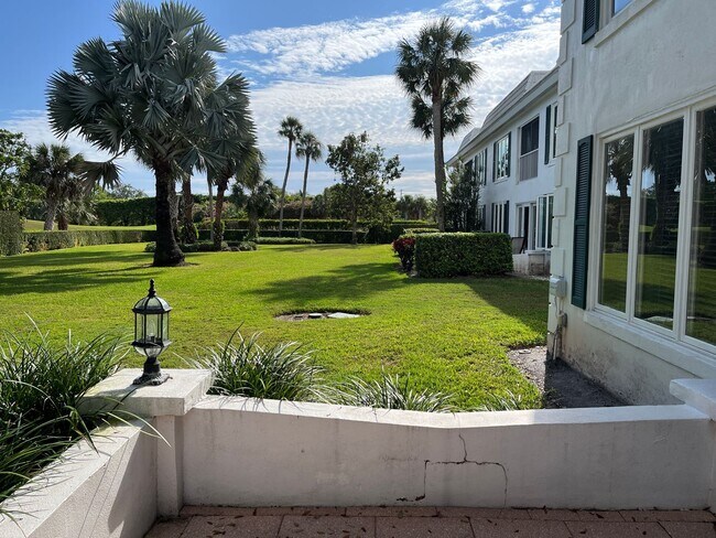 Foto del edificio - ** 2/2 FIRST FLOOR UNIT ** DELNOR-WIGGINS STATE PARK AND BEACH ** STEPS AWAY FROM POOL ** SEASONA...
