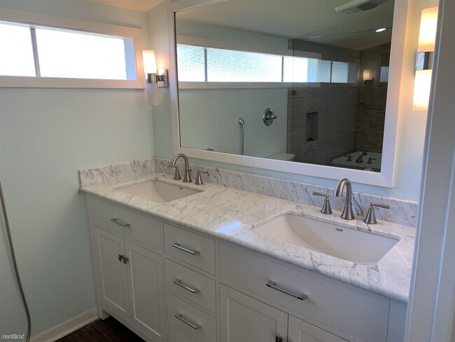 Foto del edificio - 3 br, 2.5 bath House - 5590 Clinton Street