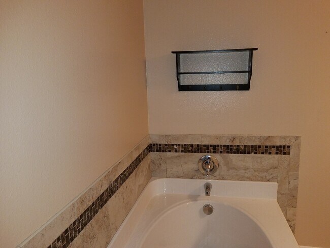 Foto principal - 6289 Freeport Dr