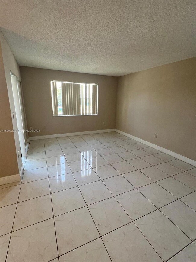 Building Photo - 8660 Southwest 212th Street Apt #212, Cutl...