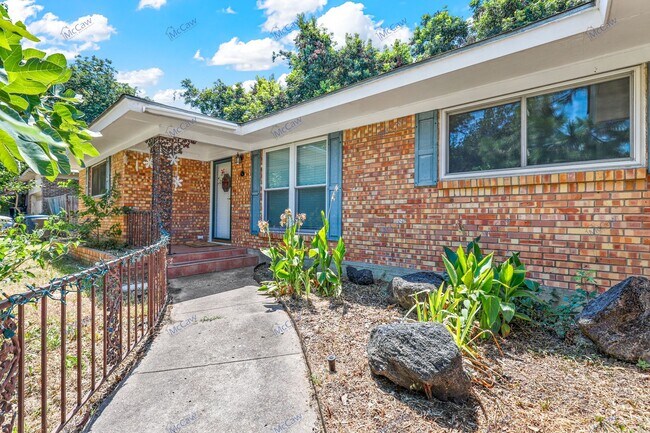 Building Photo - Timeless meets Modern 3/2 Meadowbrook!