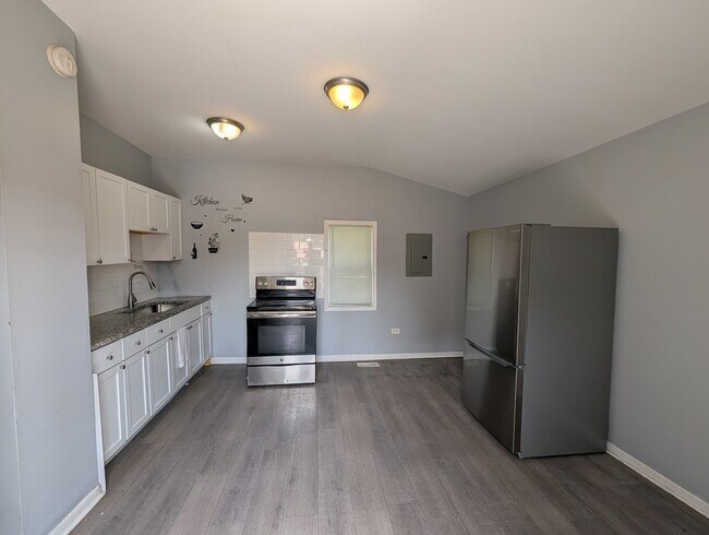 Foto del edificio - 9035 S Exchange Ave