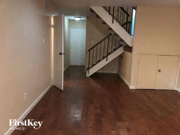 Foto del edificio - 7430 Bayberry Ln
