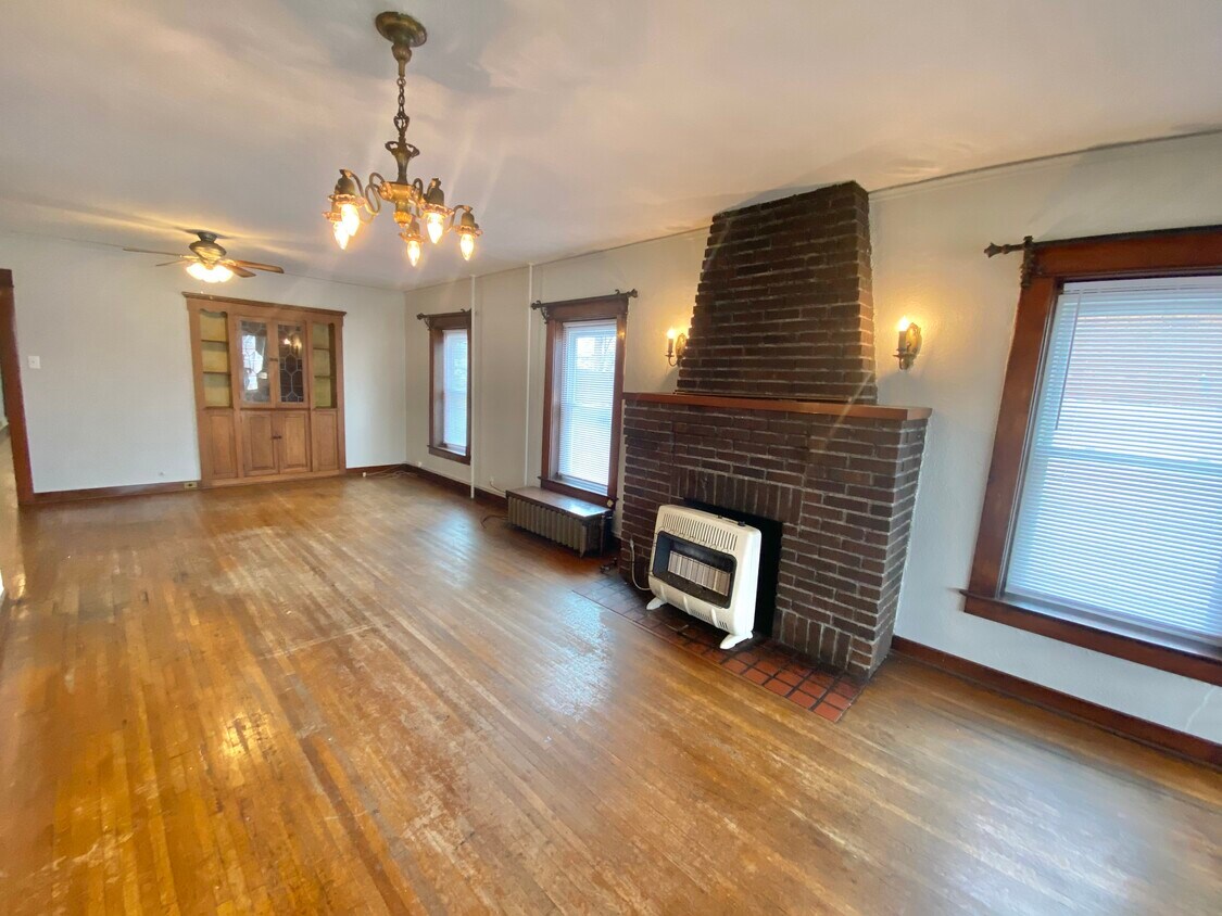 Primary Photo - 107 W Main St