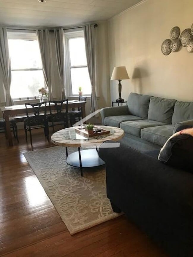 Building Photo - Minutes from BU - 2Bed/ 1Bath - Move in 9/1/26