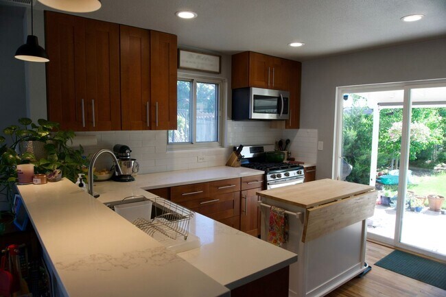 Building Photo - Family-Friendly Home with Spacious Yard in...