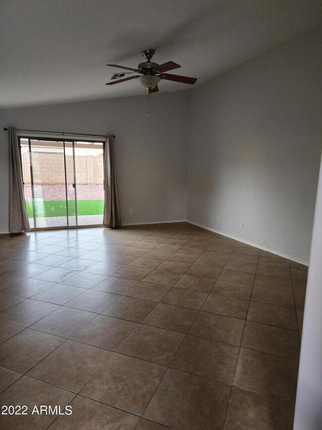 Foto del edificio - 24852 W Huntington Dr