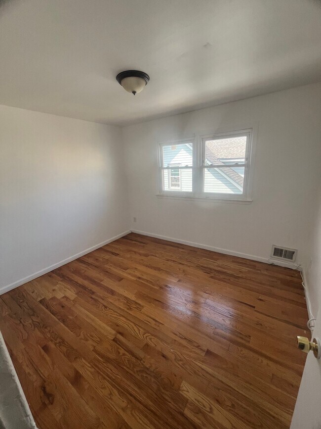 Foto del edificio - 221 Custer Ave