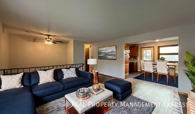 Foto del edificio - 4 bed 2 bath home with attached garage!